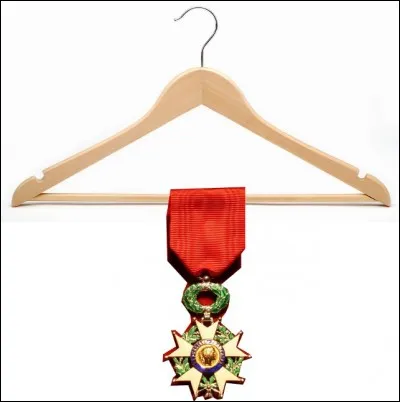 Dans "La légion d'honneur" se trouve une ancienne locution populaire, le "décrochez-moi-ça". De quoi s'agit-il ?