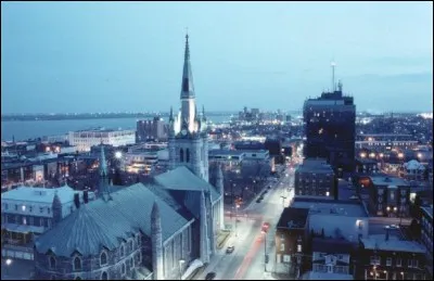 Dans quel pays se situe la ville de Trois-Rivières ?