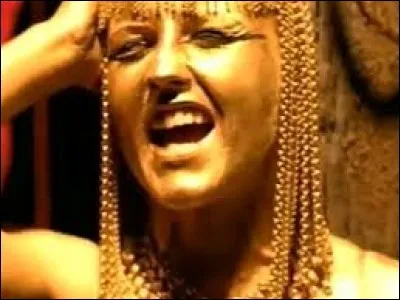 "La Poule Dorée" avec ___ .