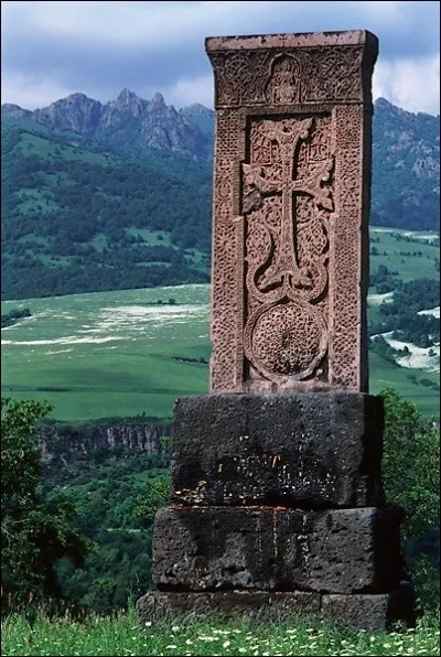 Cette stèle ou "khatchkar" se retrouve en grand nombre dans les campagnes du premier royaume chrétien au monde. Lequel ?