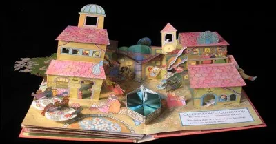 Combien y a-t-il d'oiseaux dans ce magnifique pop-up mettant en scène la vie d'un village calabrais où le personnage principal soigne la population de ses remèdes de sorcière ?