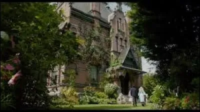 Dans quel pays se trouve le pensionnat pour enfants "particuliers" tenu par Miss Peregrine ?