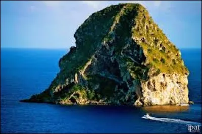 Quel est le nom de cette petite île inhabitée située dans la mer des Caraïbes, au sud-ouest de la Martinique ?