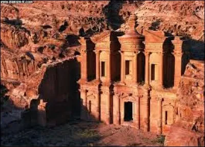 Quelle est cette cité antique jordanienne construite dans les rochers ?