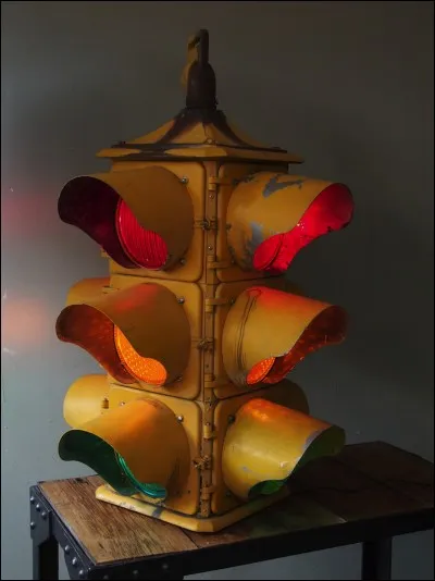 Dans quelle ville les premiers feux de signalisation électrique ont-ils été installés ?