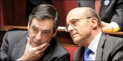 Lequel des deux candidats, au cours de sa scolarité et à travers ses bulletins scolaires, montre un élève indiscipliné refusant l'autorité ?