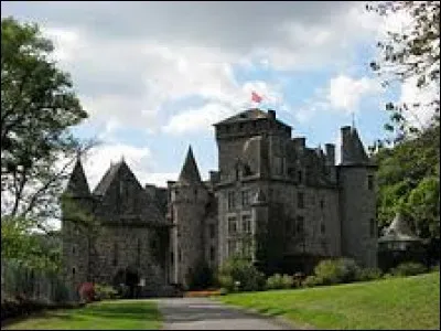 Voici le château de Pesteils, à Polminhac. Commune Cantalienne, elle se trouve dans la nouvelle région ...