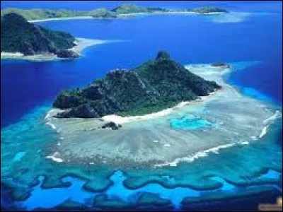 Commençons l'histoire. L'équipage de la "Virginie" se rendait vers les côtes du Chili lorsque, soudain, une tempête démarra. Ils allèrent tous se réfugier sous le pont, attendant qu'elle ne passe. Puis, Robinson, se retrouva sur l'île de (...), tout seul avec pour seul compagnie l'épave de la "Virginie" et le bruit des vagues se frottant contre le sable.