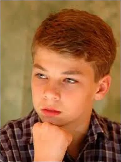 Puis un bateau arriva. Dedans, il y avait un enfant roux d'environ 13 ans. Il s'appelait...