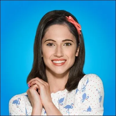 De quel côté Francesca met-elle son serre-tête ?