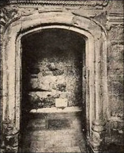 Quel roi de France meurt accidentellement en heurtant du front un linteau du château d'Amboise ?