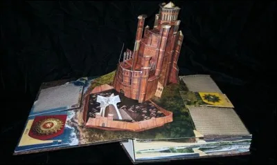 Le château se dresse dès l'ouverture du pop-up. Alors, vous entrez dans un monde fantastico-médiéval dont le sujet s'appuie sur des faits, des lieux et des personnages réels.