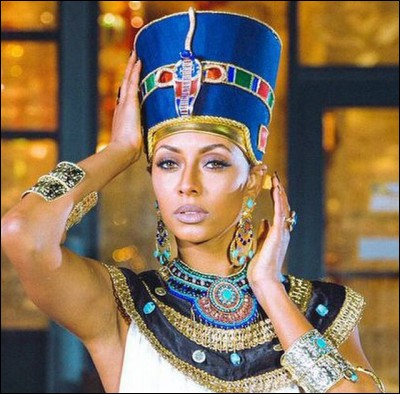 D'une grande beauté, elle fut l'épouse du pharaon Akhénaton. Quel est son nom ?