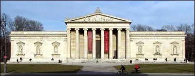 Que trouve-t-on exposé dans une glyptothèque ?