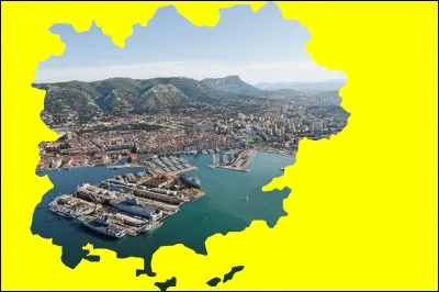 Ville côtière développée sous Louis XIV et fortifiée par Vauban, premier port militaire de France ... .