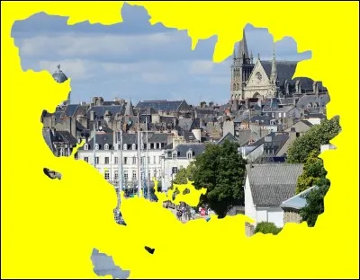 Cette cité maritime, possède une vieille ville enfermée dans ses remparts, groupée autour de la cathédrale Saint-Pierre ... .