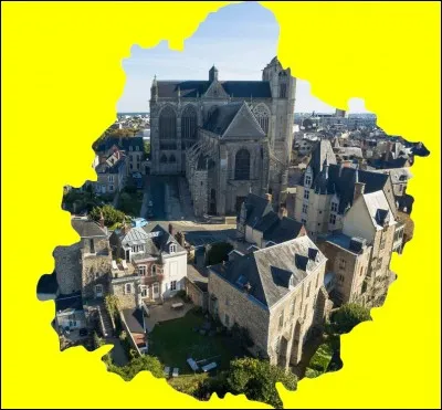 Cette ville de l'Ouest fût surnommée " La ville de cire " en raison de sa production de cire du XVI au XIXème siècle notamment dans l'ancien quartier du Pré ... .