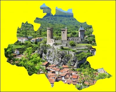 Cette préfecture au caractère médiéval possède un remarquable château datant du XIIème siècle, construit sur un piton rocheux à l'ouest de la ville actuelle ... .