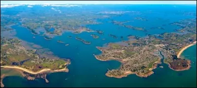 Combien d'îles et d'îlots trouve-t-on dans le golfe du Morbihan ?