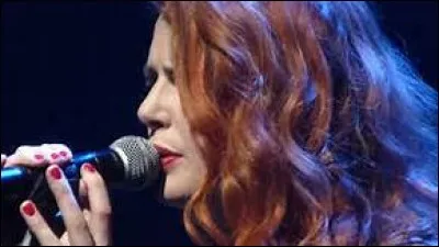 De quelle chanson d'Elodie Frégé sont extraites ces paroles : "Non pas sur la bouche, même si c'est louche..." ?