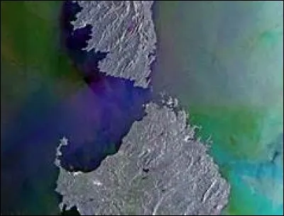 Laquelle de ces villes corses est connue pour ses bouches (détroit) ?