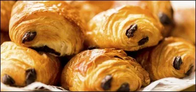 Un pain au chocolat dit à un croissant : "Eh mais t'es tout tordu! "
Le croissant lui rétorqua : " Tu t'es pas vu avec ton caca aux fesses ! "