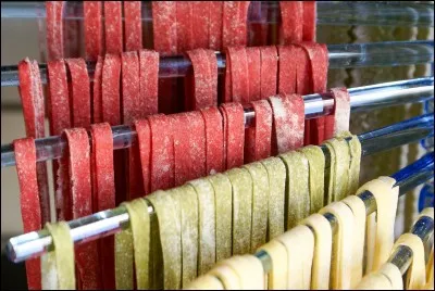 "Les Pâtes fraîches" avec ___ .