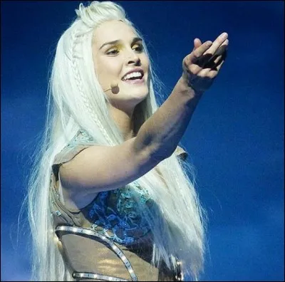 Quelle chanson interprète-t-elle en solo dans "Ildra" ?