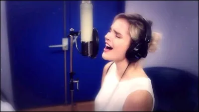 Pour quel dessin animé chante-t-elle "Élevons nos voix" ?