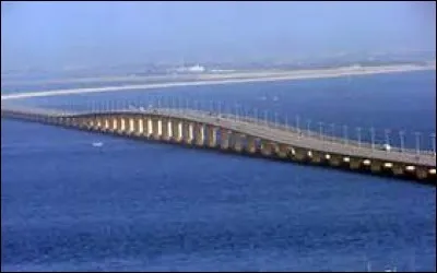 Comment s'appelle l'ouvrage reliant l'Arabie Saoudite à Bahreïn ?