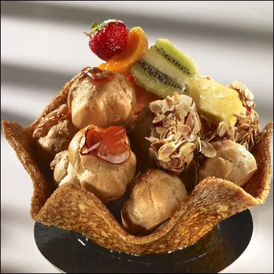 En quoi est confectionnée cette coupelle soutenant ces gourmandises ?