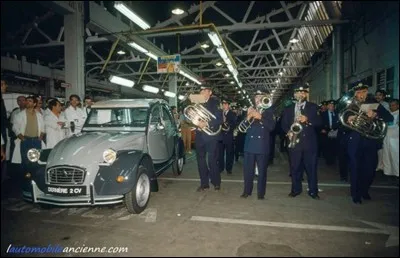 La « 2 cv » a été produite en 5 114 961 exemplaires. Elle a été produite de 1948 à 1990. Le 27 juillet 1990 à 16 h 30, la production s'arrête définitivement.
Quelle est l'usine qui produisit cette toute dernière « 2 cv » ?