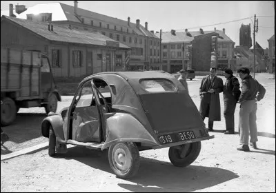 En 1954, une « 2 cv » va poser quelques soucis à un homme politique de l'époque. Cette anecdote n'a été connue qu'en 2016, secret défense oblige. Cela se passait près d'un village de Haute-Marne.
Que s'est-il passé ?