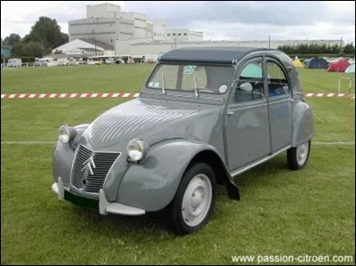 Les études de cette voiture ont commencé en 1934. Monsieur Pierre Jules Boulanger, patron du bureau d'études, définit un cahier des charges concernant la « Doche » (autre surnom).
Parmi ces trois propositions, laquelle N'EST PAS une des caractéristiques définies par cette personne ?