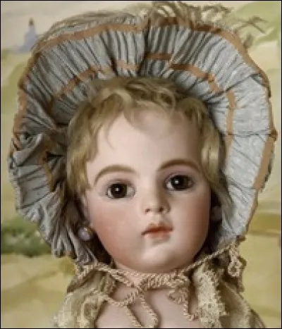 Je fus une petite fille, autrefois ; j'avais une poupée si jolie et si élégante dont la tête était en porcelaine de Sèvres. 
De quelle marque est-elle ?