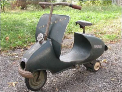 Mais arriva à toute vitesse un prétentieux, chevauchant son engin de malheur, et tu n'eus d'yeux que pour lui ! 
Qu'est-ce qui te subjugua donc tant ?