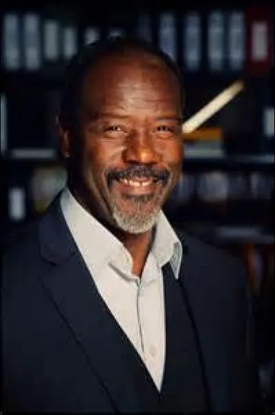 Comment se prénomme le commissaire Larmarck ?