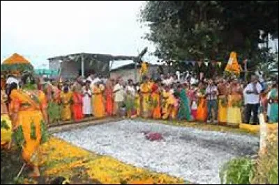 Dans laquelle de ces religions la marche sur le feu est une manière de montrer sa foi ?