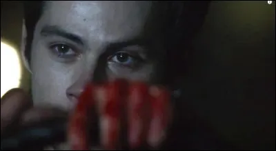 Stiles sera forcé de se rapprocher d'un personnage. Lequel ?