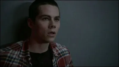 À qui est destinée cette phrase : 'Tu préférerais que je l'enferme dans le sous-sol et brûle la maison autour de lui ?'