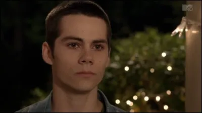 Qu'est-ce que Stiles se reproche à l'égard de sa mère ?