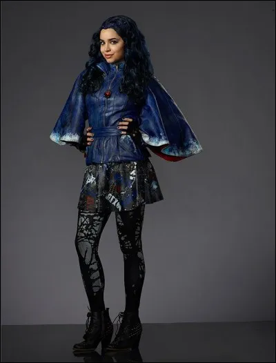 Qui fait de magnifiques robes dont celle que porte Mal ?