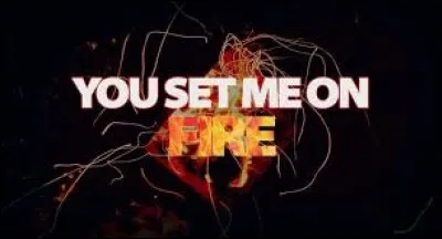 Dans un album solo, Dolores O'Riordan chante de sa voix particulière ''You Set Me on FIRE'' . Vous connaissez sûrement mieux ''Zombie'' qu'elle a chanté avec...