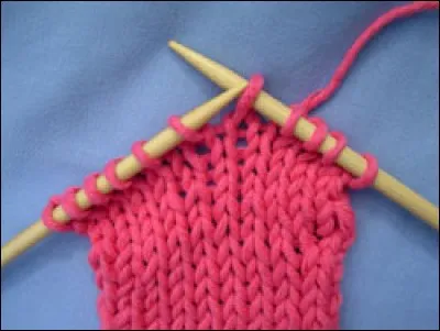 Elle peut être à l'endroit ou à l'envers. Quelle lettre faut-il glisser dans son nom pour lire celui d'un jeu de cartes se jouant la plupart du temps en deux équipes de deux partenaires chacune ?