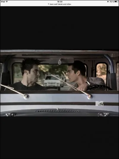 Dans l'émission, quel type de relation ont Stiles et Derek ?