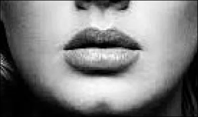 Quelle célèbre chanteuse se cache derrière ce sourire ?