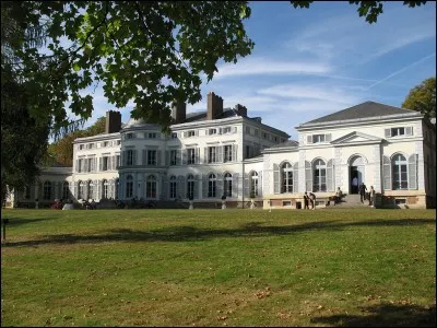 Le château de Groussay est surtout célèbre pour ses fabriques, inspirées des parcs du XVIIIe siècle et des jardins dits anglo-chinois. C'est, depuis 2012, le lieu de tournage de l'émission culinaire « Meilleur pâtissier ». Sur quelle chaîne cette émission est-elle diffusée ?