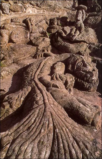 Pendant treize ou quatorze ans, de fin 1894 à 1907, un ecclésiastique sculpte plus de 300 statues sur cet ensemble remarquable de rochers granitiques surplombant la mer. Directement taillée sur les rochers de Rothéneuf, à qui doit-on cette fresque sculptée en plein air, à la merci de l'érosion marine ?