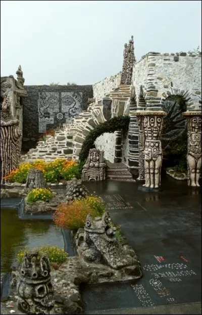 A Cossé-le-Vivien, en Mayenne, petit village situé entre Rennes et Angers, se trouve le musée Robert Tatin, du nom de son créateur. Dans cet espace dédié à l'art et à l'humanité, le visiteur se promène parmi ses sculptures originales. Un côté de l'enceinte est orné par la Porte des Géants. Il s'agit d'un haut-relief représentant cinq peintres : Rembrandt, Van Gogh, Léonard de Vinci, Francisco de Goya. Quel est le cinquième peintre connu pour la toile intitulée « la liberté guidant le peuple » ?