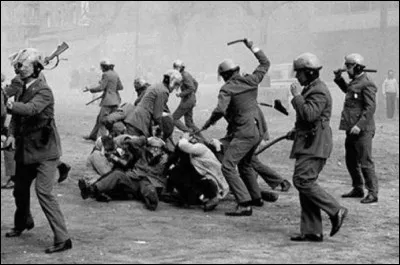 En 1968, dans des capitales du monde entier, la jeunesse et le monde ouvrier s'unirent contre le système d'économie capitaliste. Quelle est la ville dans laquelle la répression fait entre 200 et 300 morts parmi les étudiants ?